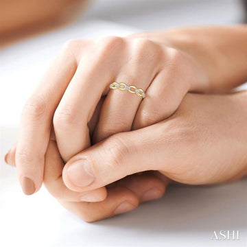 1/10 Ctw Round Cut Diamond Stackable Oval Shape Link Fashion Band in 14K Yellow Gold